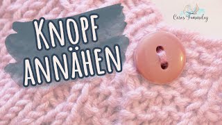 Knopf annähen 🧶 auf Strickstück  2 Löcher  Tutorial für Anfänger  Caros Fummeley [upl. by Dedie785]