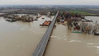 Il fiume Po in piena in provincia di Mantova [upl. by Assilem]