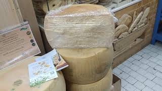 Grana Padano o Parmigiano Reggiano [upl. by Budwig]