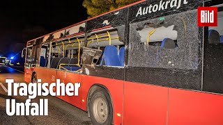 Auto kracht in Linienbus Mädchen 16 stirbt bei Busunglück [upl. by Imoen]