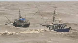 Video increible 2 barcos de pesca en mares extremadamente agitados [upl. by Coffin]