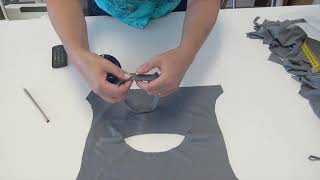 tutorial 43 halsbiesje in een tshirt zetten [upl. by Irena]